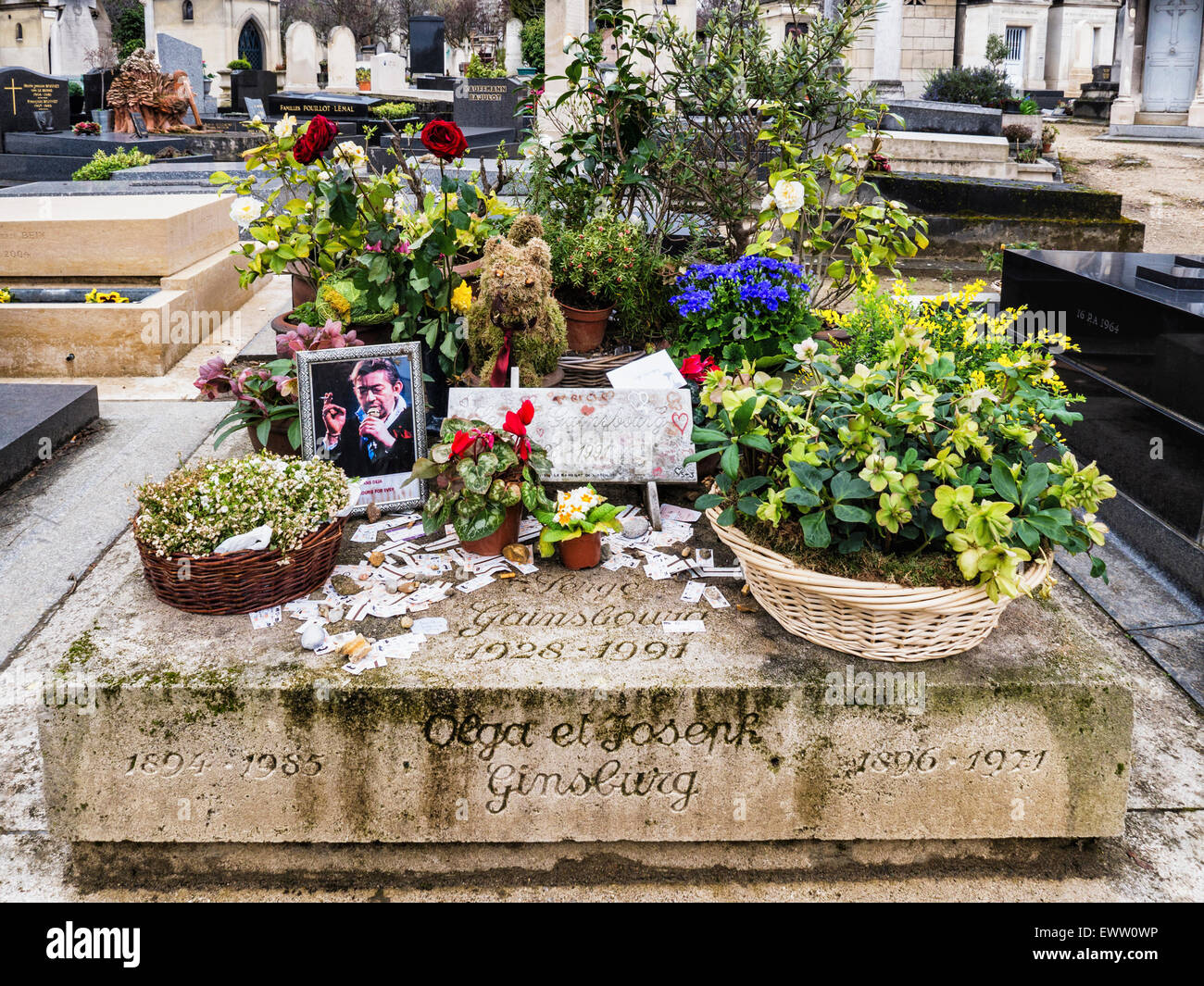 Cimetière du Montparnasse, Paris Montparnasse Friedhof, berühmte Sängerin Grab, Serge Gainsbourg & Erinnerungsstücke, die Links von den fans Stockfoto