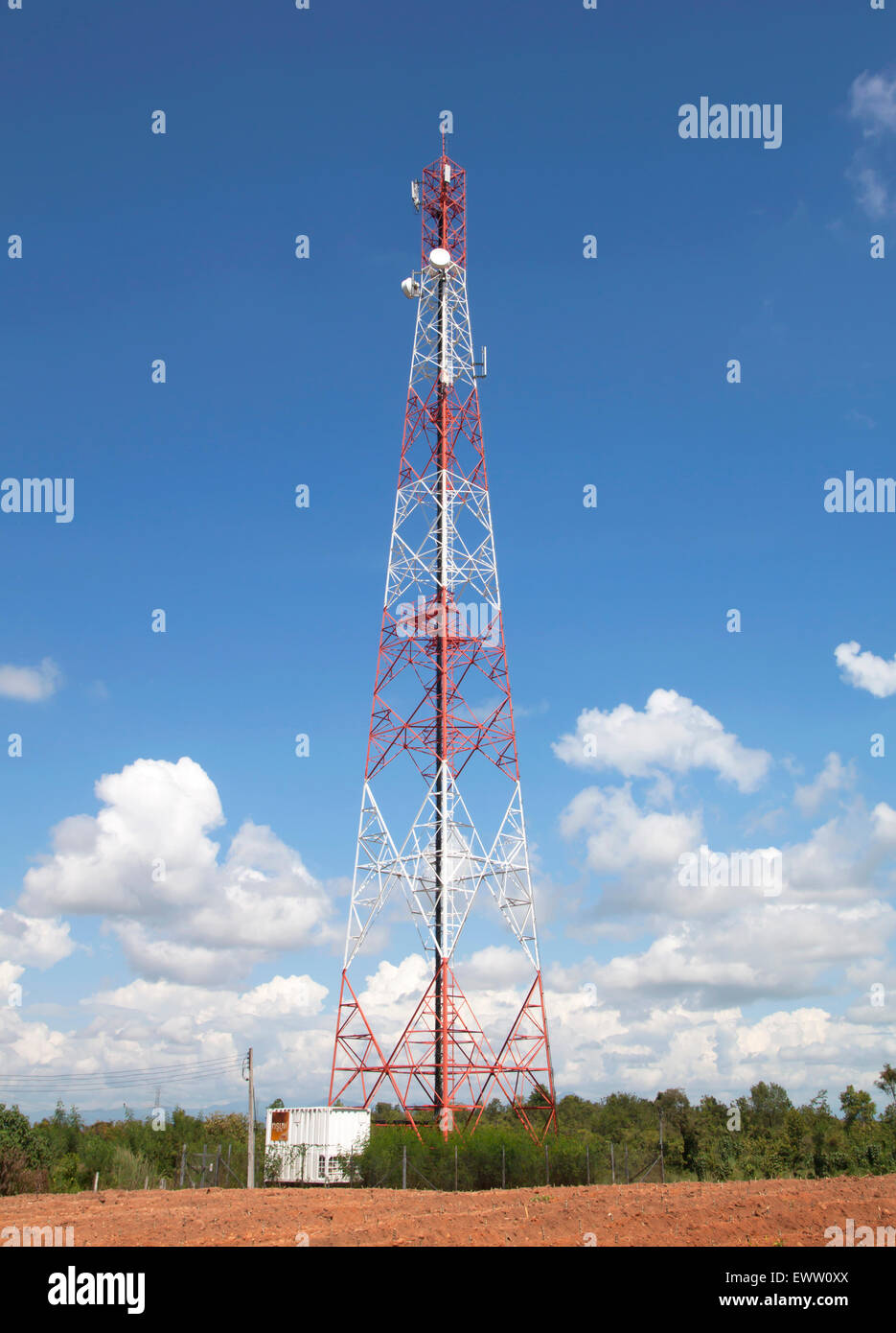 Antenne Mobilfunk Technologie blaue Himmelshintergrund. Stockfoto