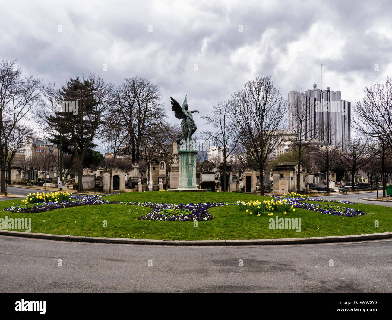 Cimetière du Montparnasse, Paris Montparnasse Friedhof Bronzeskulptur des Engels von auf zentralen Kreis Stockfoto