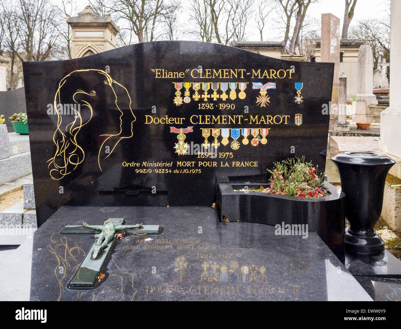 Cimetière du Montparnasse, Paris Montparnasse Friedhof Grab mit Medaillen und Kruzifix Stockfoto