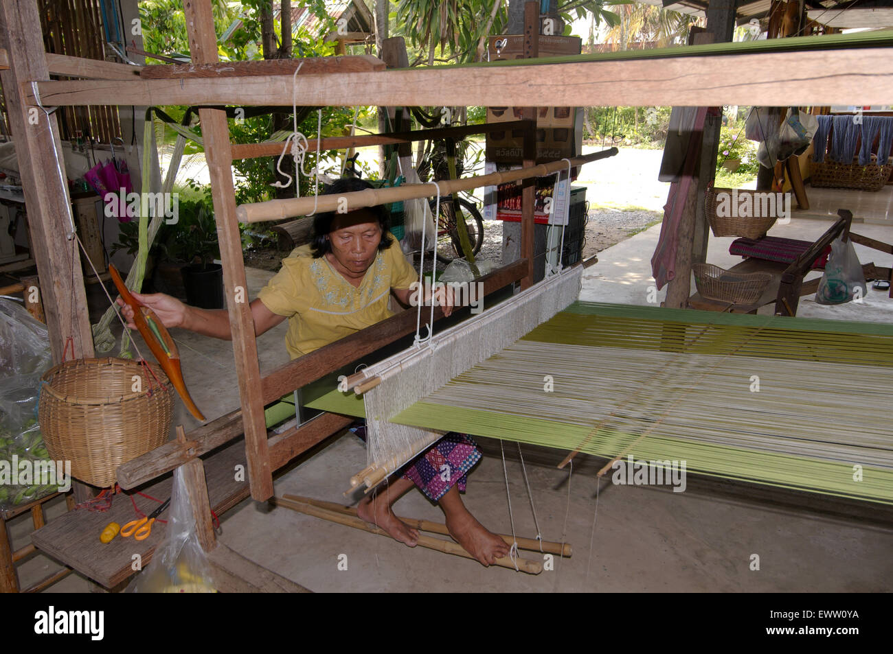 Eine Seniorin Tai Dam arbeiten auf alten hölzernen Webstuhl, Provinz Loei, Thailand Stockfoto