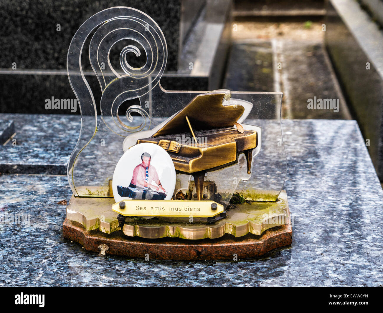 Cimetière du Montparnasse, Paris Montparnasse Friedhof Grab Detail am Grab der Famille Richard, Flügel Stockfoto