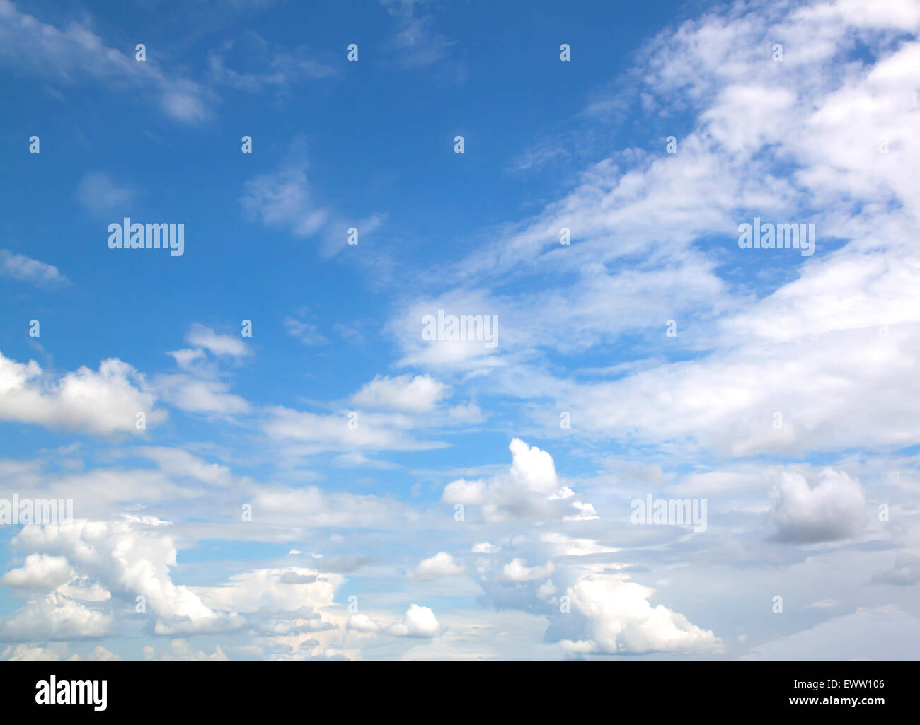 Blauer Himmel weiße Wolken abstrakten Natur, frische Luft. Stockfoto