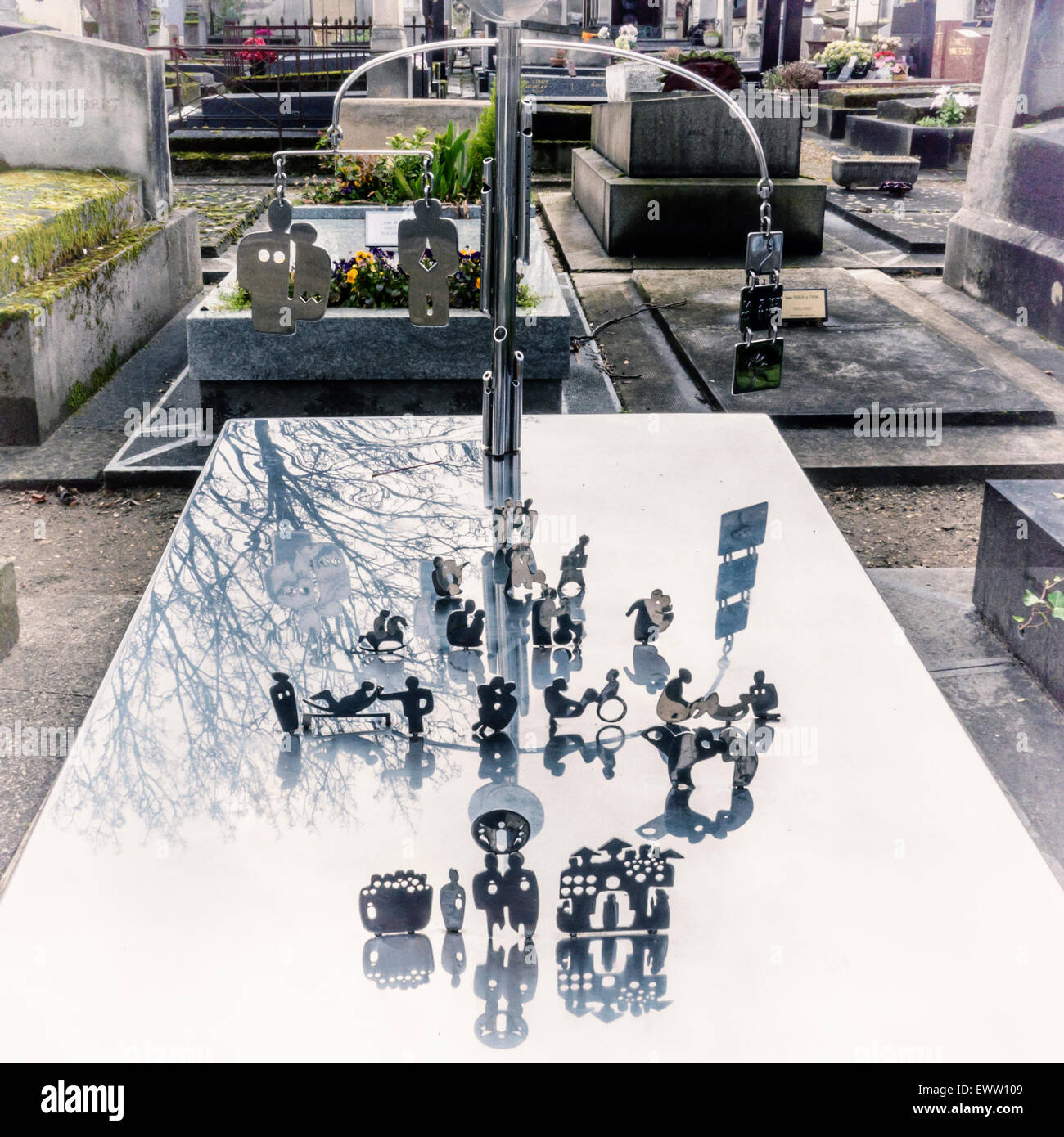 Cimetière du Montparnasse, Montparnasse Friedhof Paris - schrulligen Grabstein, Edelstahl mobile, Flöten und Ausschnitte Stockfoto