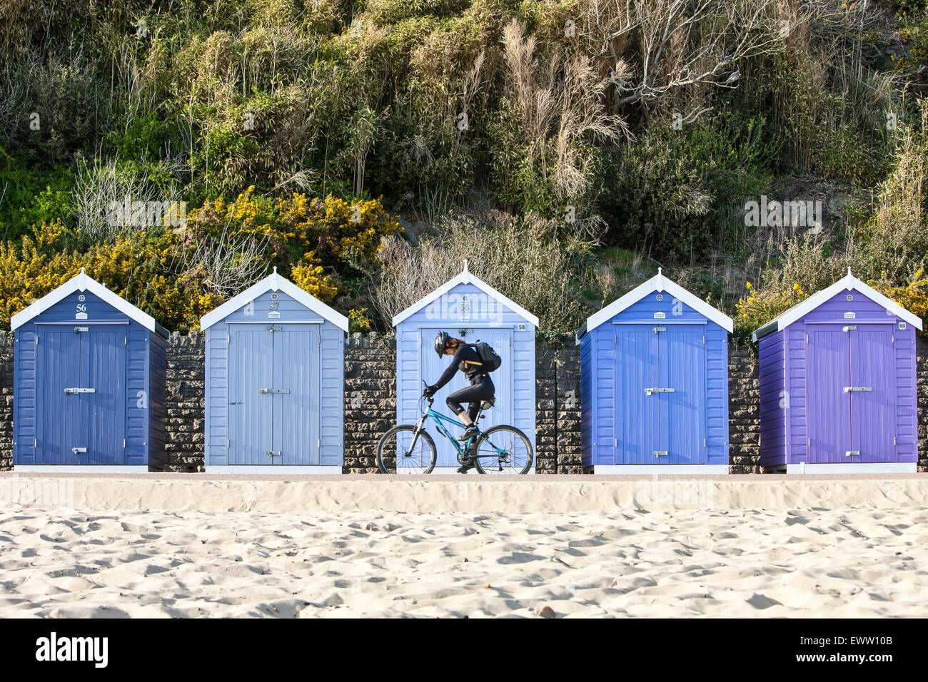 An einem sonnigen Frühlingstag mit bunten Strandhütten am Strandhütte am Strand von Bournemouth, Stadtzentrum Bournemouth, Dorset, England. U.K., Stockfoto