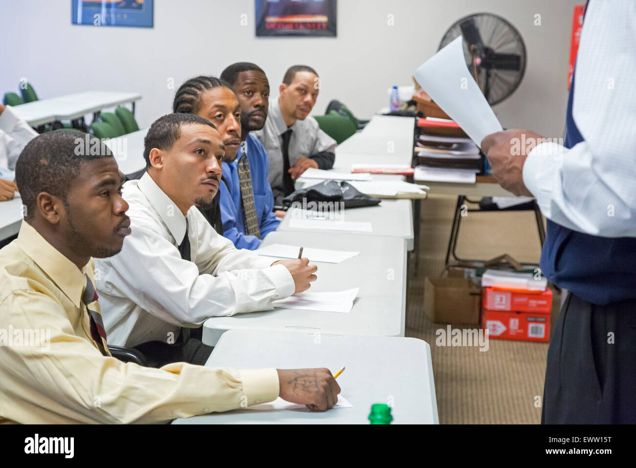 Detroit, Michigan - junge Männer a-Klasse Finanzwissen als Bestandteil eines Arbeit Bereitschaft beteiligen. Stockfoto