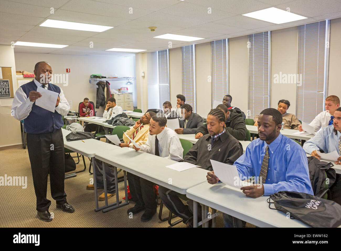 Detroit, Michigan - junge Männer a-Klasse Finanzwissen als Bestandteil eines Arbeit Bereitschaft beteiligen. Stockfoto