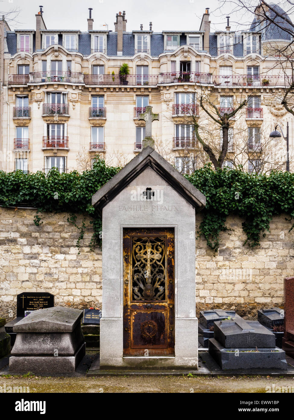 Cimetière du Montparnasse, Paris Montparnasse Friedhof, Familiengrab, Gräber und Paris Mehrfamilienhaus Stockfoto