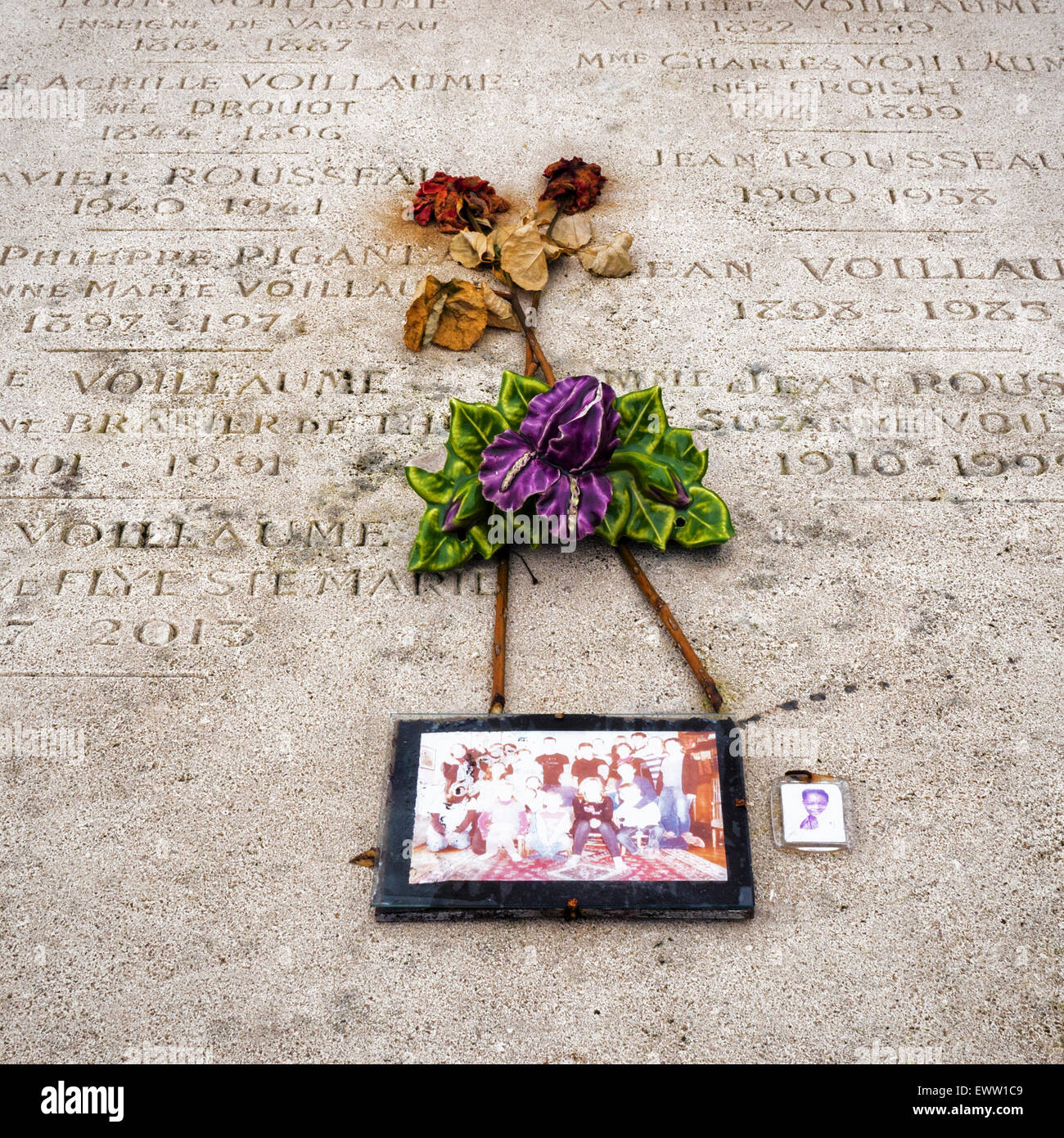 Cimetière du Montparnasse, Paris Montparnasse Friedhof. Familie Grab Detail, tot rose, Porzellan Blumen & verblasste Fotos Stockfoto