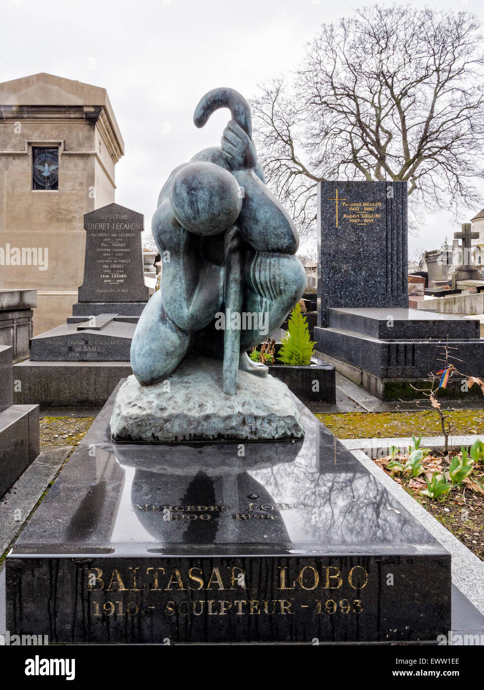 Cimetière du Montparnasse, Paris Montparnasse Friedhof. Skulptur eines jungen und Stick am Grab von Baltasar Lobo, Bildhauer Stockfoto