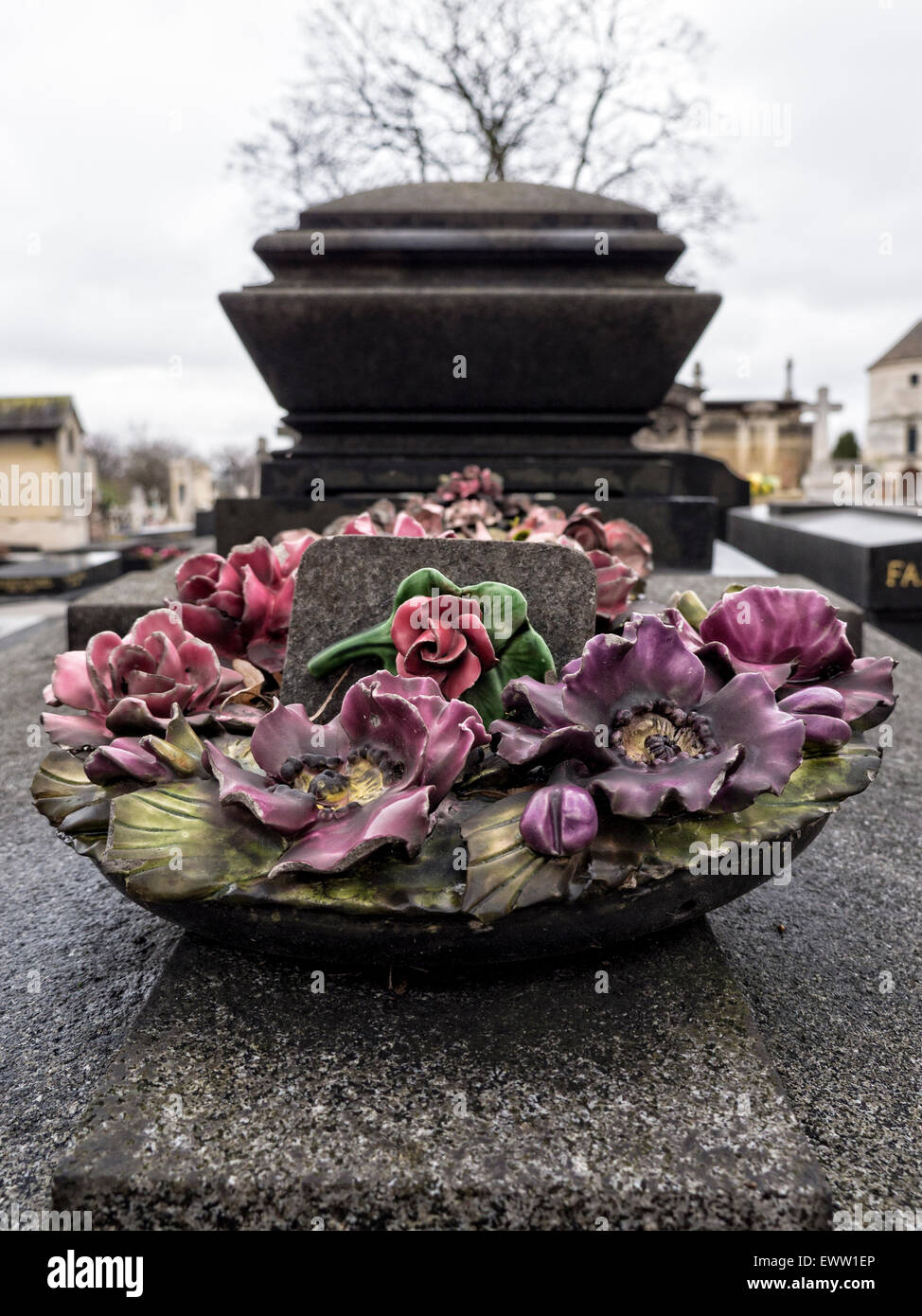 Cimetière du Montparnasse, Montparnasse Friedhof Paris - dekorative Porzellan rose Detail auf Grab in Paris Friedhof. Stockfoto