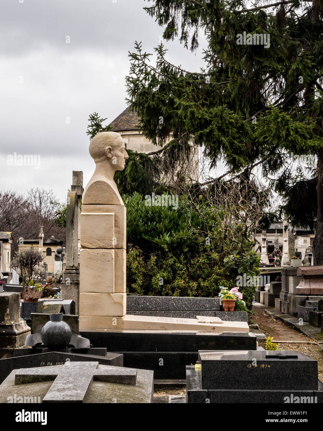 Cimetière du Montparnasse, Montparnasse Friedhof Paris - ungewöhnliche Grabstein Grab in Paris Friedhof Stockfoto