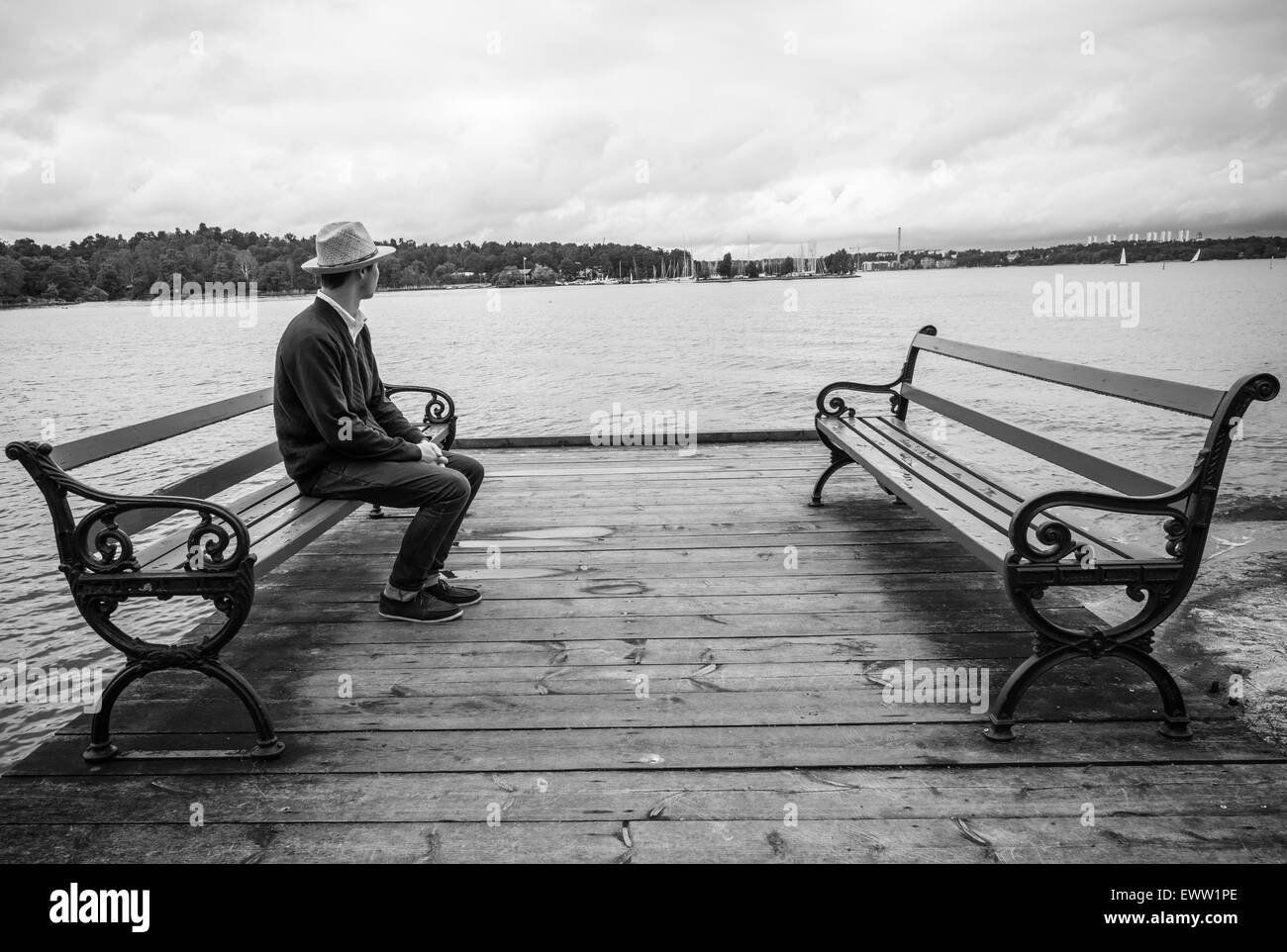 Junger Mann auf der Bank, Blick auf den schönen Horizont Stockfoto