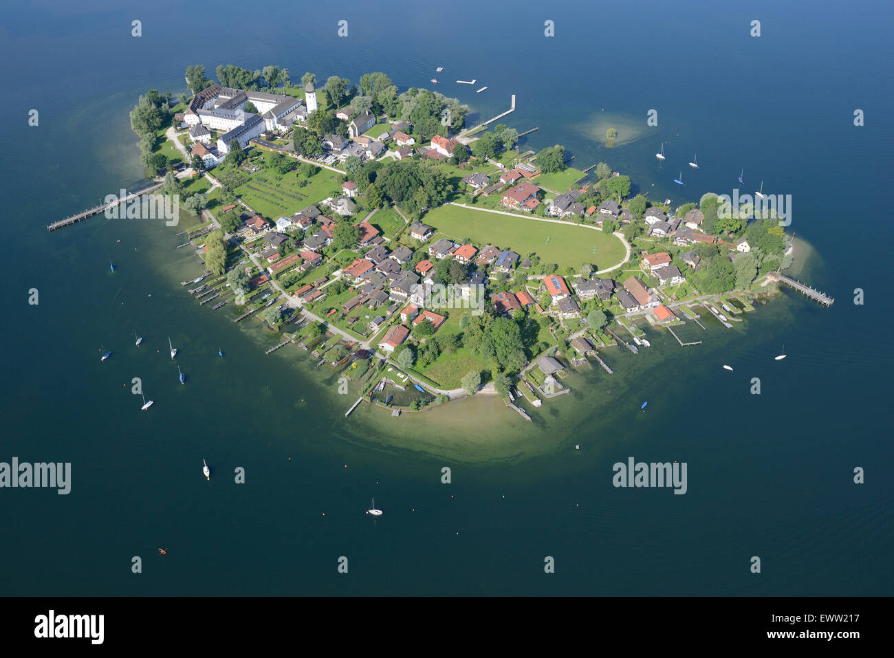 LUFTAUFNAHME. Frauenchiemsee (auch bekannt als Fraueninsel). Chiemsee, Bayern, Deutschland. Stockfoto