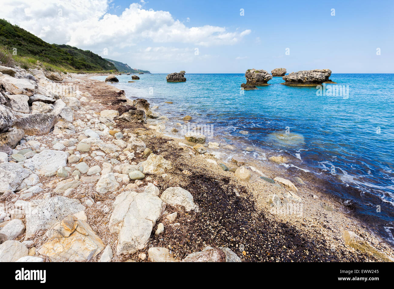 Landschaft mit Geröll und Felsen an der Küste mit blauen Meer Stockfoto