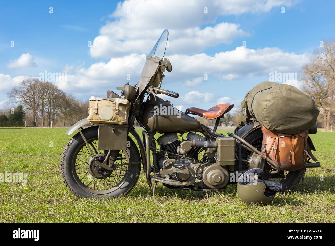 Alte amerikanische militärische Motorrad geparkt auf dem Rasen für Ausstellung in der Natur Stockfoto