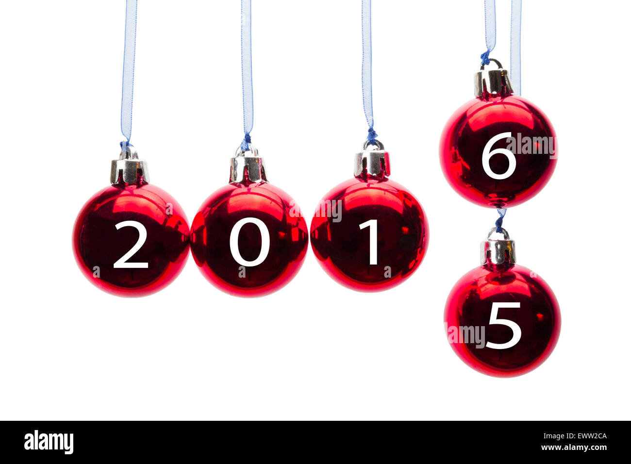 Rote Weihnachtskugeln oder Kugeln mit Zahlen von alten Jahr 2015 und Neujahr 2016 isoliert auf weißem Hintergrund Stockfoto