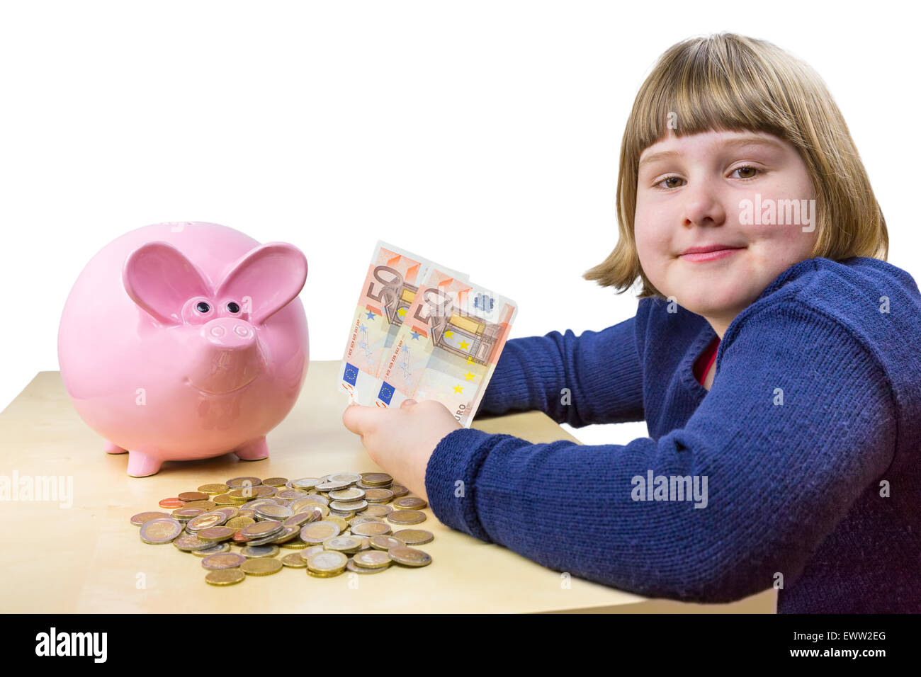 Junges Mädchen zeigt Geld Euronoten und-Münzen für Sparschwein isoliert auf weißem Hintergrund Stockfoto