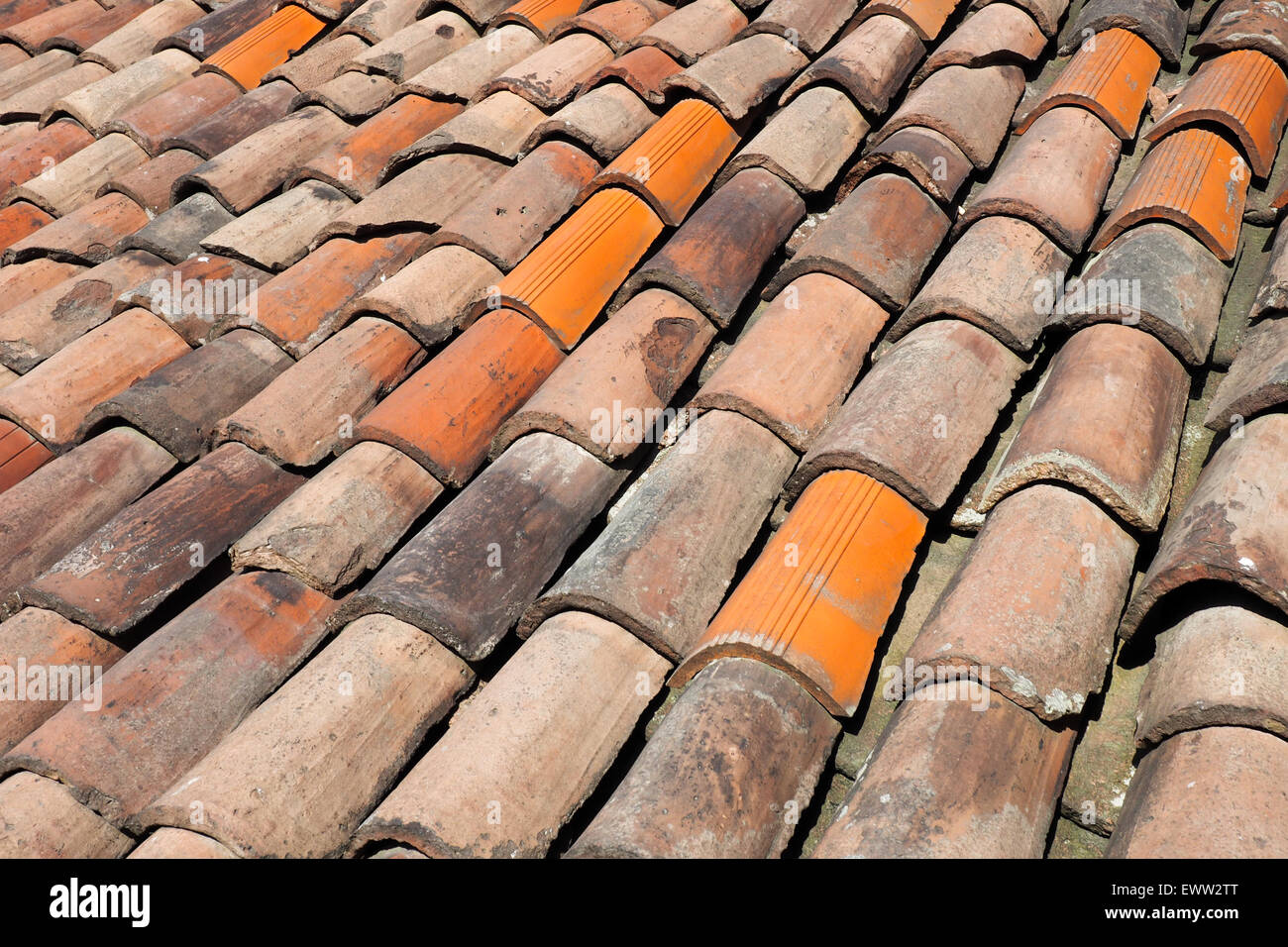 Verwitterte Terrakotta-Ziegel-Dach. Stockfoto