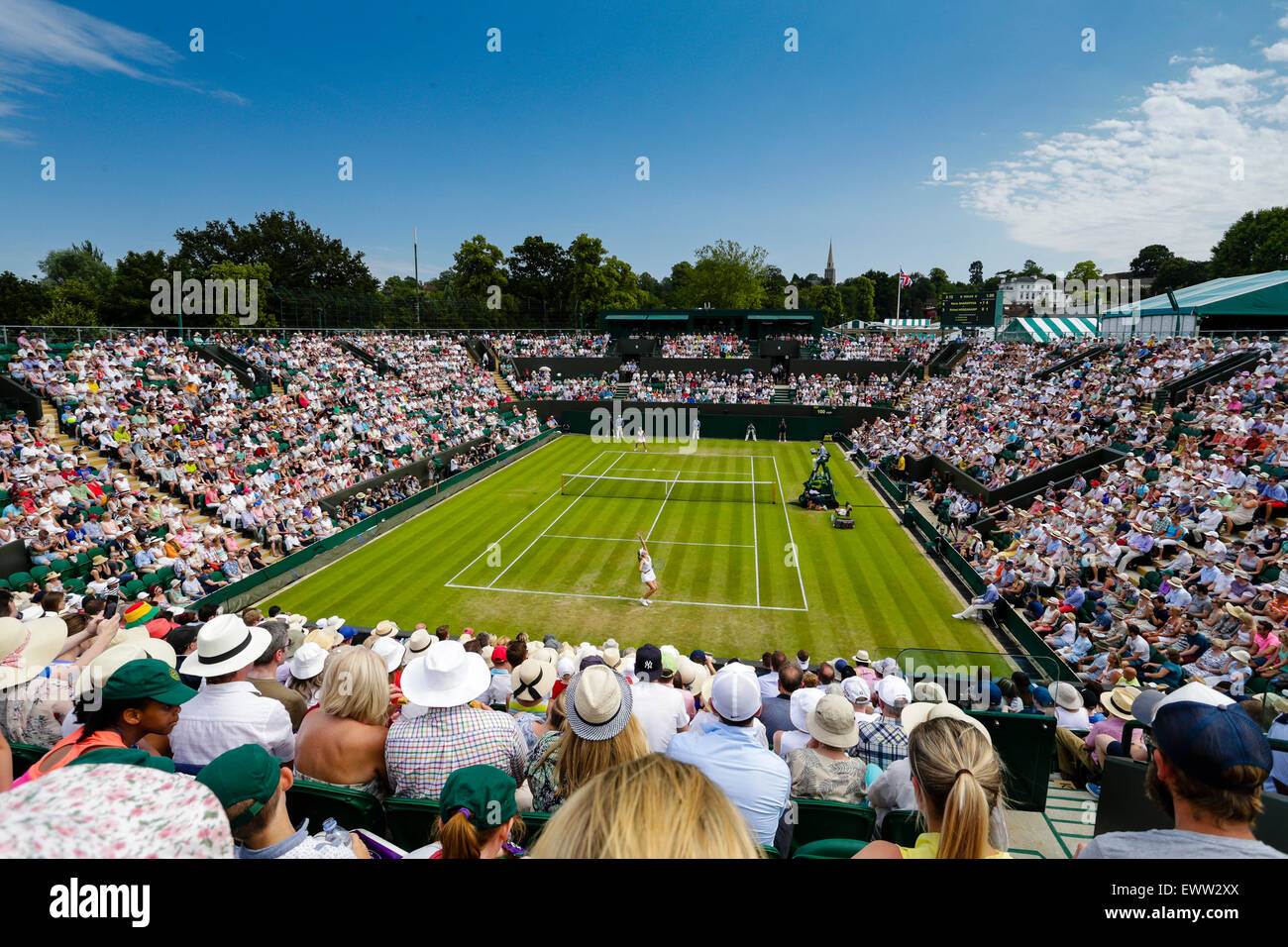 Wimbledon, Großbritannien. 1. Juli 2015. Das Tennisturnier von Wimbledon. Damen Einzel zweiten Vorrundenspiel zwischen vierte Samen Maria Sharapova (RUS) & Richel Hogenkamp (NED). Ein Überblick über das geschehen auf Gericht keine 2 Credit: Action Plus Sport/Alamy Live News Stockfoto