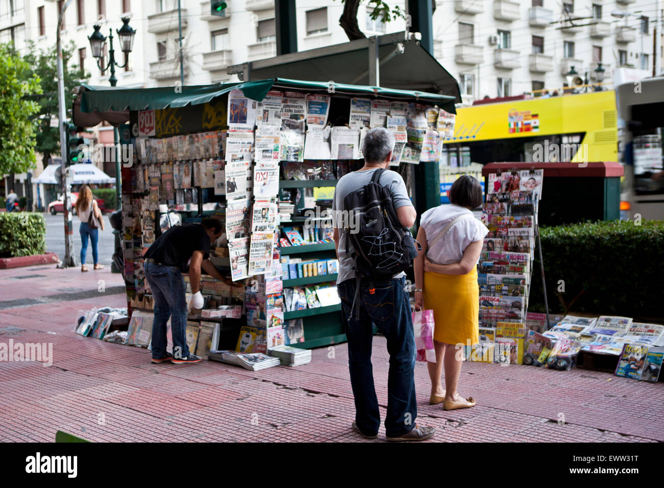 Zeitungen am Kiosk inmitten der Grexit-Krise in Athen Stockfoto