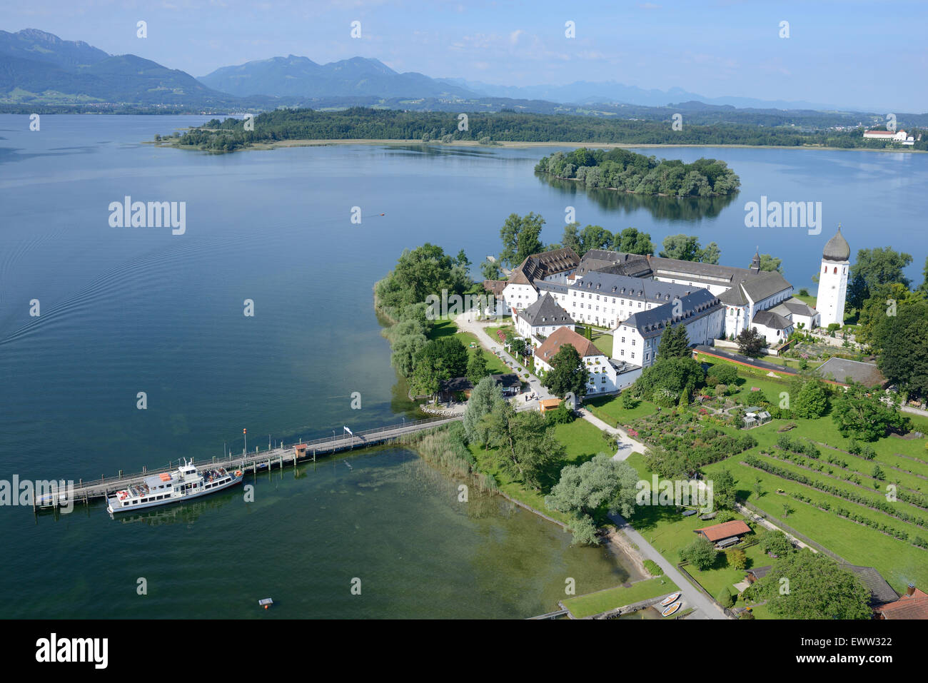 LUFTAUFNAHME. Benediktinerabtei Frauenwörth auf der Insel Frauenchiemsee (auch bekannt als Fraueninsel). Chiemsee, Bayern, Deutschland. Stockfoto