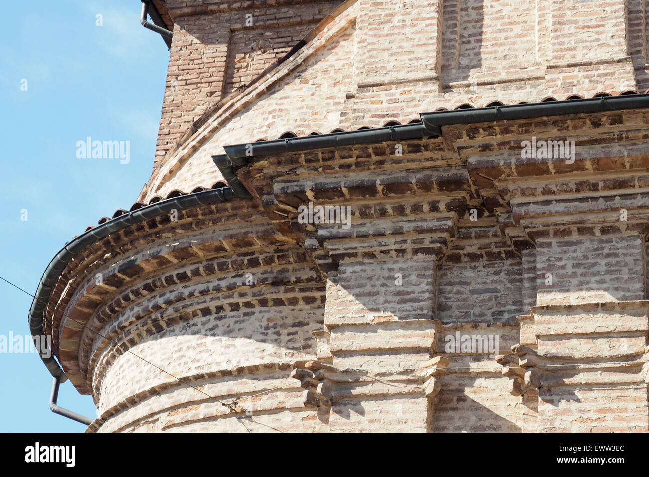 Dekorative Mauerwerk eines mittelalterlichen Gebäudes in Asti, Piemont, Italien Stockfoto