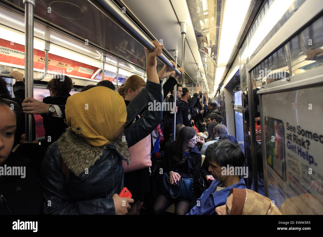 Überfüllten Wagen in der u-Bahn von New York Stockfoto