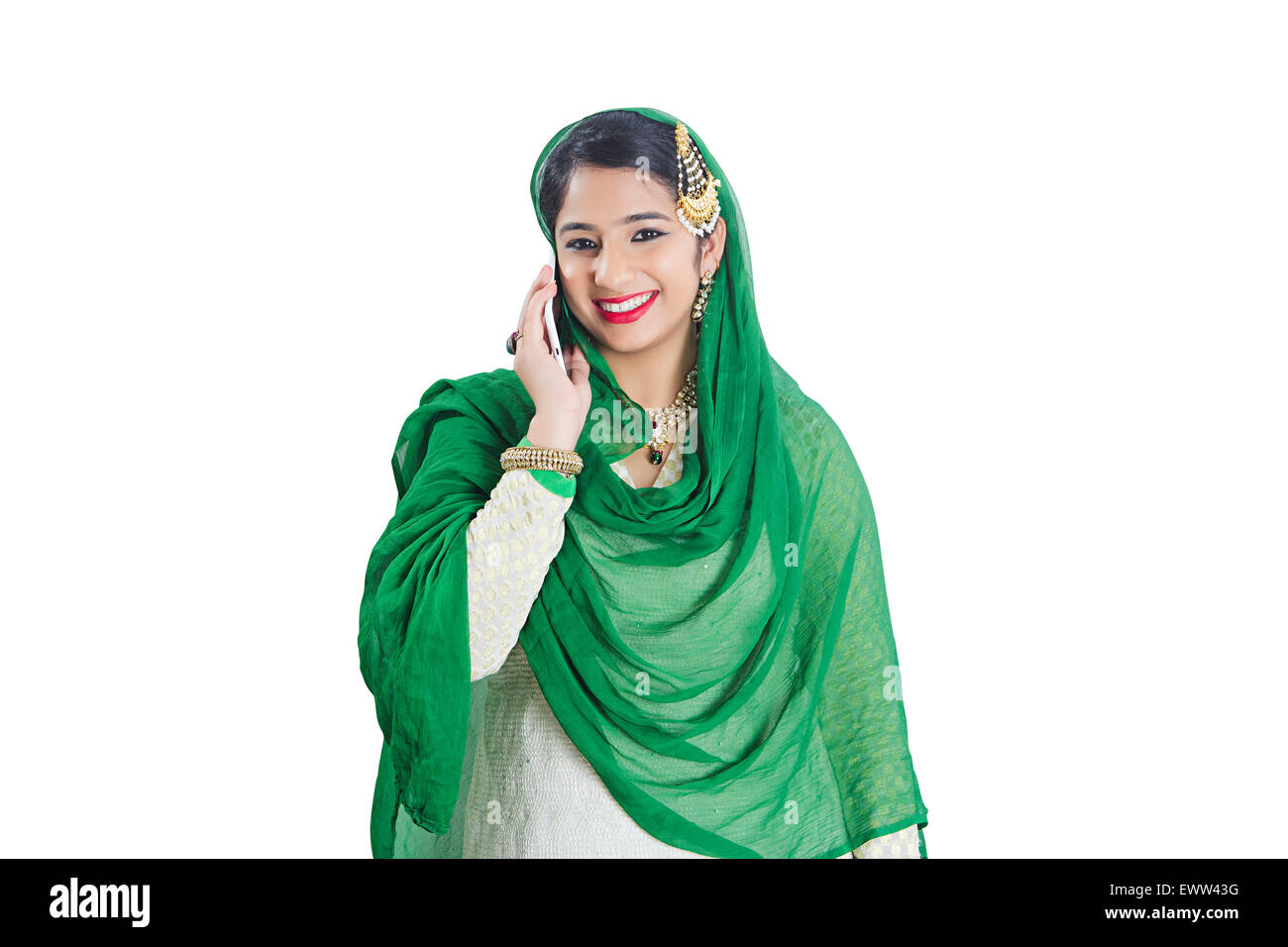 1 indische muslimische Frau reden Handy Stockfoto