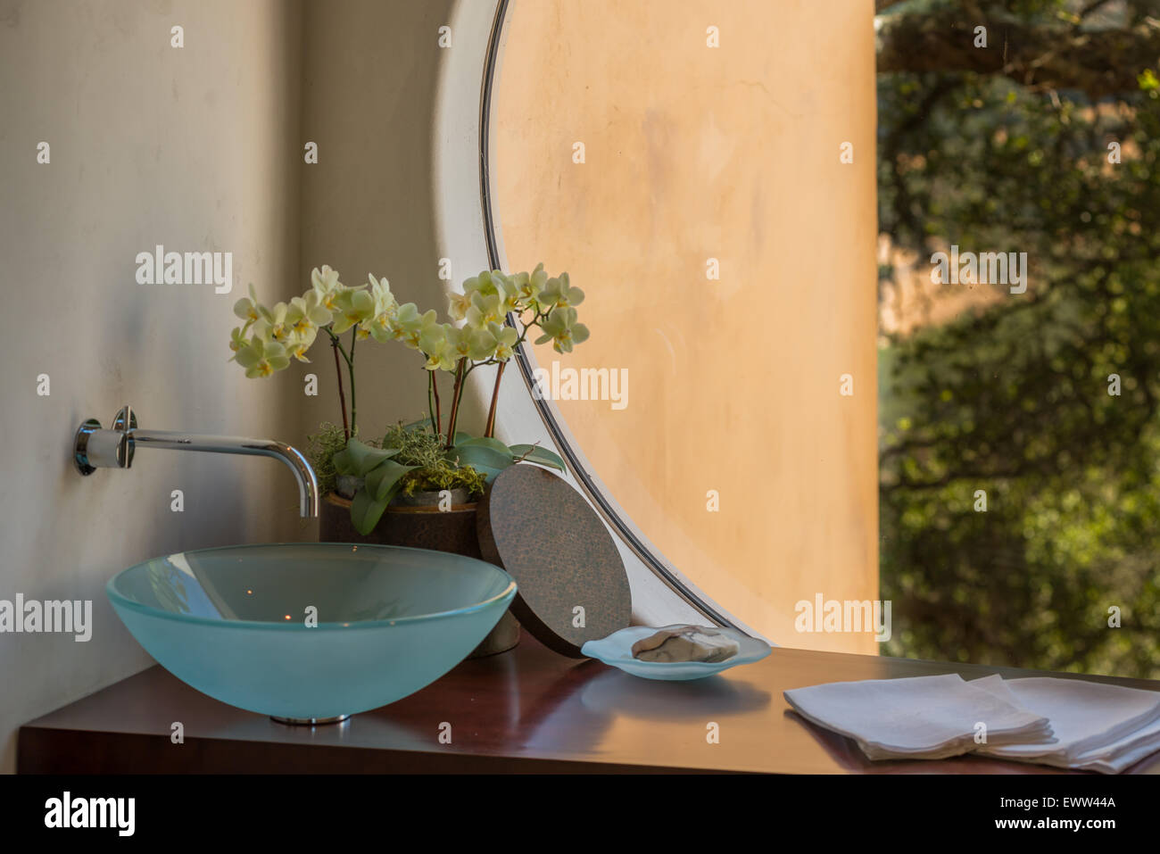 Badezimmer freistehende Glas Waschbecken Waschbecken und Eitelkeit in der  Nähe von kreisförmigen Fenster Stockfotografie - Alamy