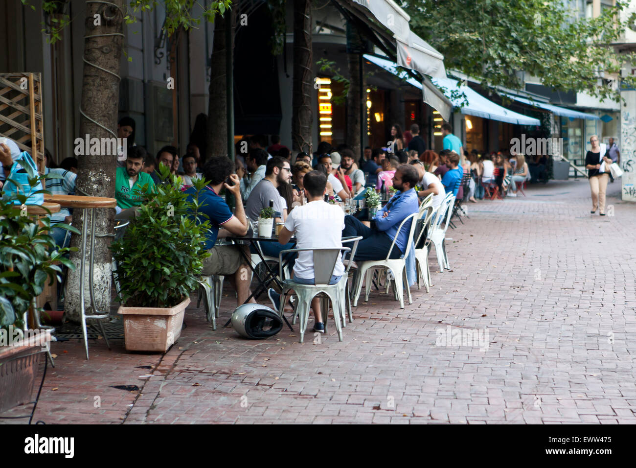 Griechen sprechen in einem Cafe in der Bank Kapital Steuerelemente in der griechischen Krise in Athen, Griechenland. Stockfoto