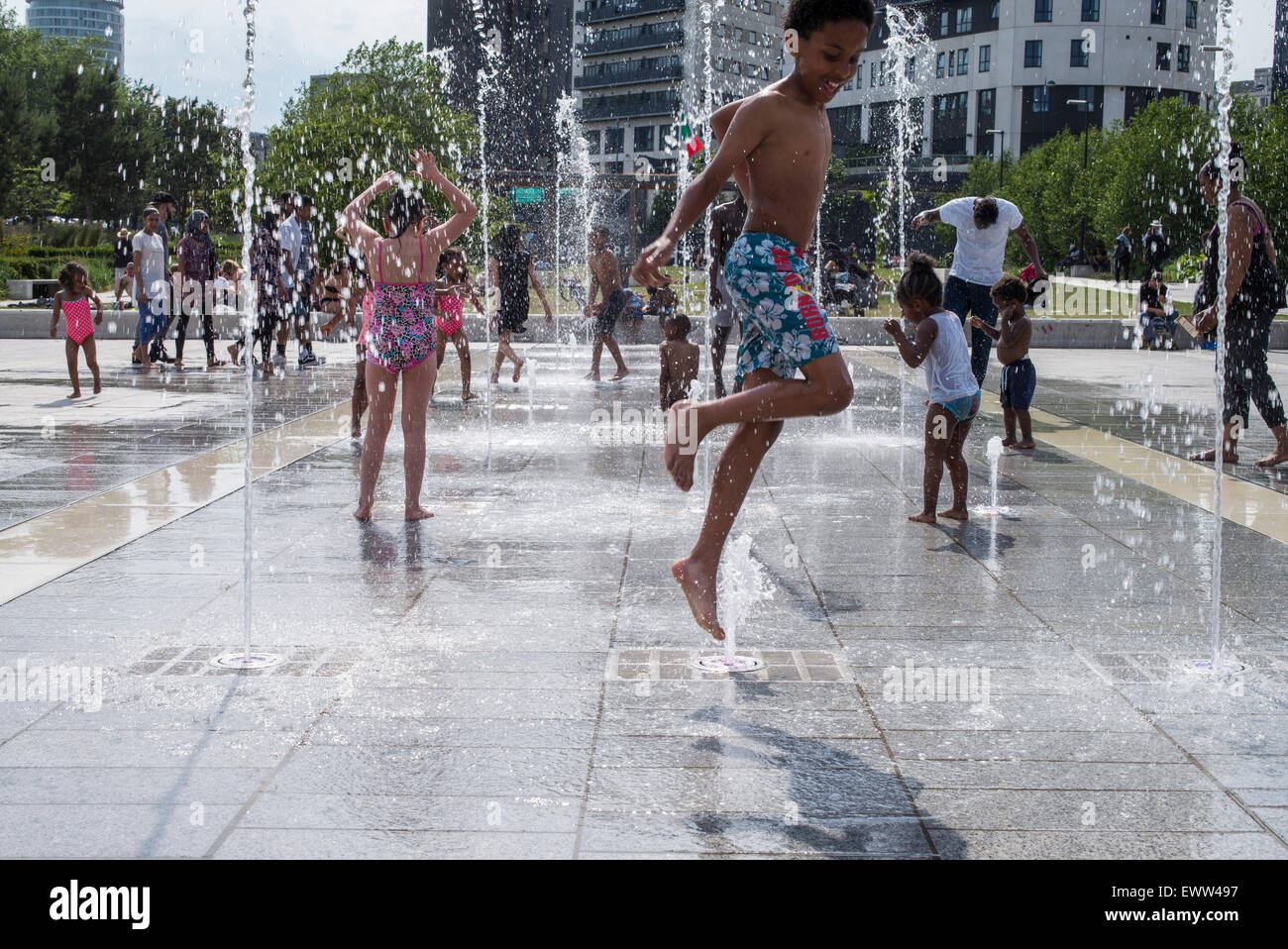 Birmingham, UK, 1. Juli 2015. Kinder, die Abkühlung im Brunnen in der Nähe von Stadtzentrum von Birmingham, wie das Vereinigte Königreich Juli Rekord hohe Temperatur 36,7 C erlebt. Bildnachweis: Andrew Fox/Alamy Live-Nachrichten Stockfoto