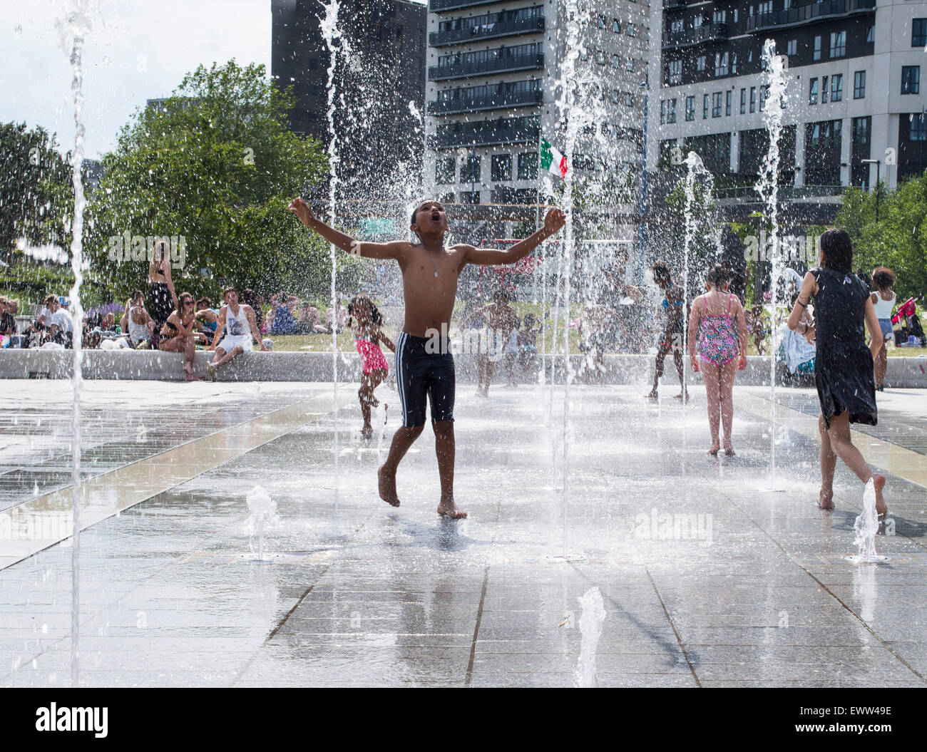 Birmingham, UK, 1. Juli 2015. Kinder, die Abkühlung im Brunnen in der Nähe von Stadtzentrum von Birmingham, wie das Vereinigte Königreich Juli Rekord hohe Temperatur 36,7 C erlebt. Bildnachweis: Andrew Fox/Alamy Live-Nachrichten Stockfoto