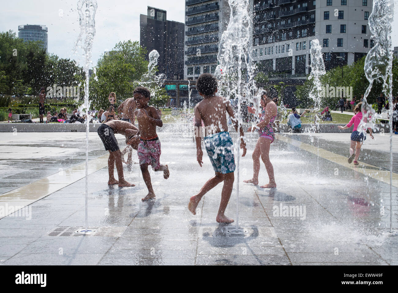 Birmingham, UK, 1. Juli 2015. Kinder, die Abkühlung im Brunnen in der Nähe von Stadtzentrum von Birmingham, wie das Vereinigte Königreich Juli Rekord hohe Temperatur 36,7 C erlebt. Bildnachweis: Andrew Fox/Alamy Live-Nachrichten Stockfoto