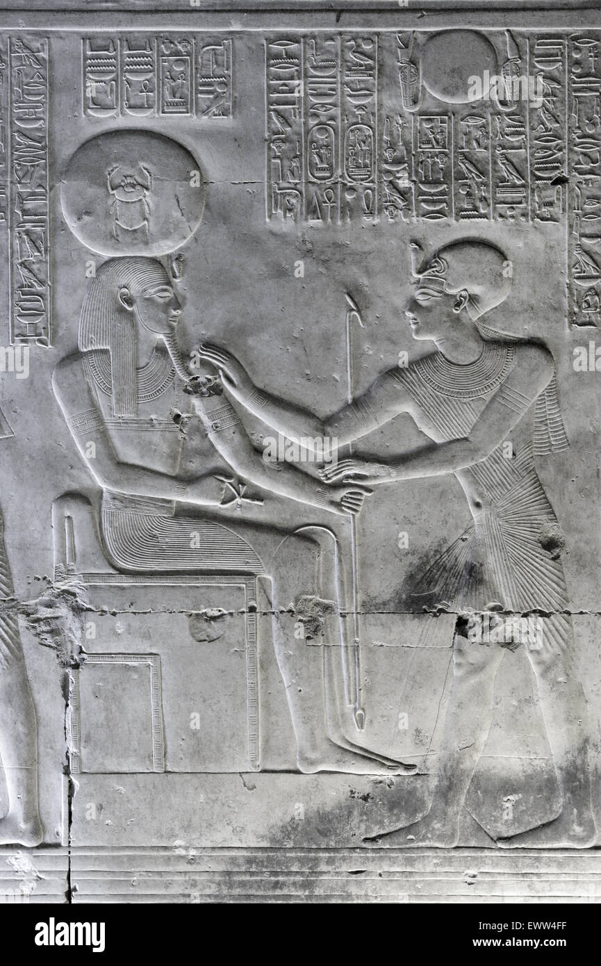 Abydos, Ägypten, die Totentempel des Pharao Seti i., Menmaatra, (XIX ° dyn. 1321-1186 v. Chr.)-der König segnet Gott Khepri Stockfoto