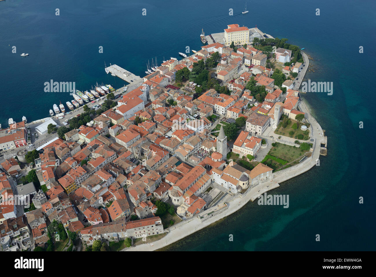 LUFTBILD. Mittelalterliche Stadt auf einer Halbinsel an der Adria. Porec (auch bekannt als Parenzo, sein italienischer Name), Istrien, Kroatien. Stockfoto