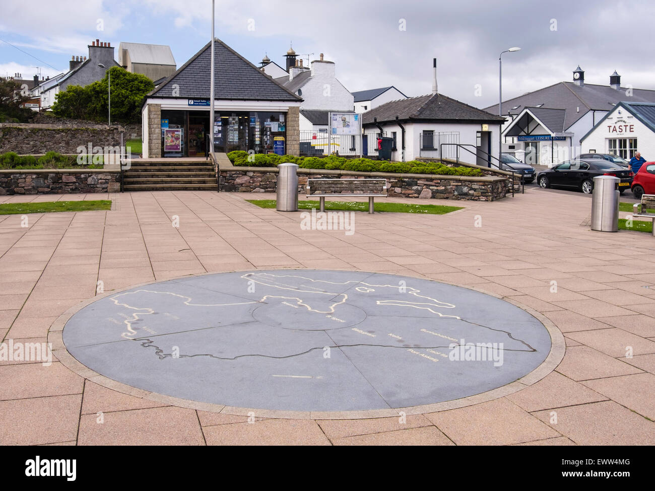 Gepflasterten Platz mit Inselkarte außerhalb Tourist Information Center in Bowmore, Isle of Islay, Inneren Hebriden, Western Isles, Schottland, UK, Großbritannien Stockfoto