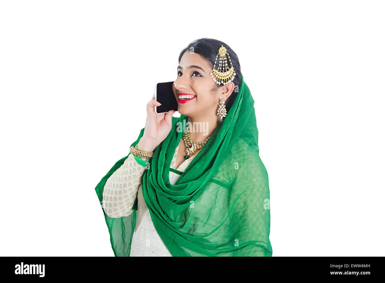 1 indische muslimische Frau reden Handy Stockfoto