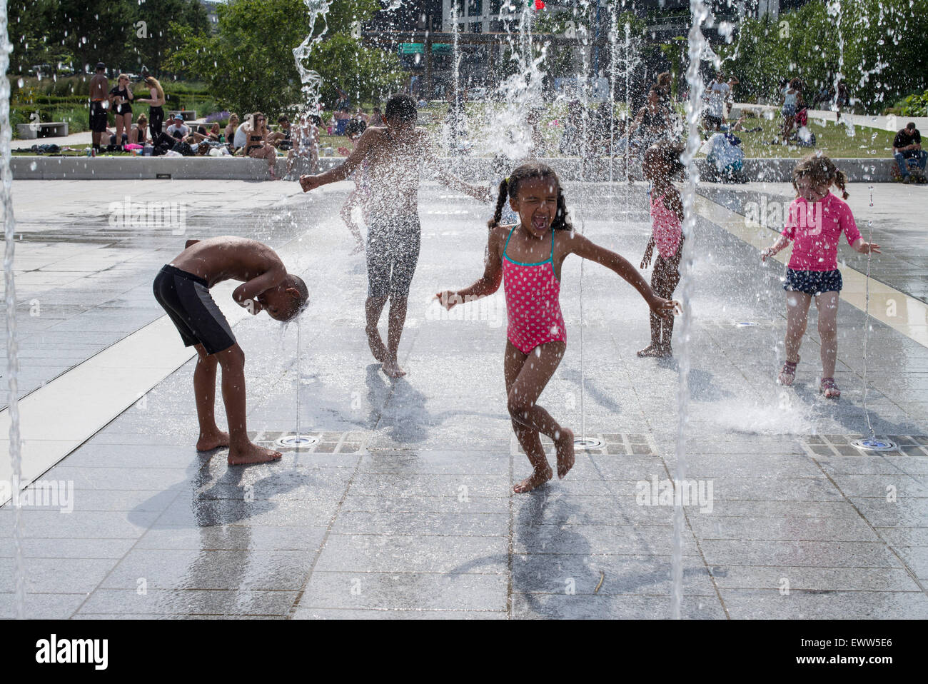 Birmingham, UK, 1. Juli 2015. Kinder, die Abkühlung im Brunnen in der Nähe von Stadtzentrum von Birmingham, wie das Vereinigte Königreich Juli Rekord hohe Temperatur 36,7 C erlebt. Bildnachweis: Andrew Fox/Alamy Live-Nachrichten Stockfoto