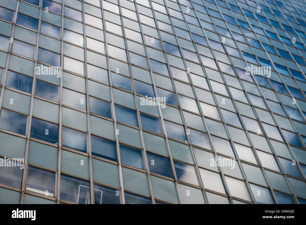 Foto von Bürogebäuden mit Glasfenstern. Himmel im Hintergrund. Stockfoto