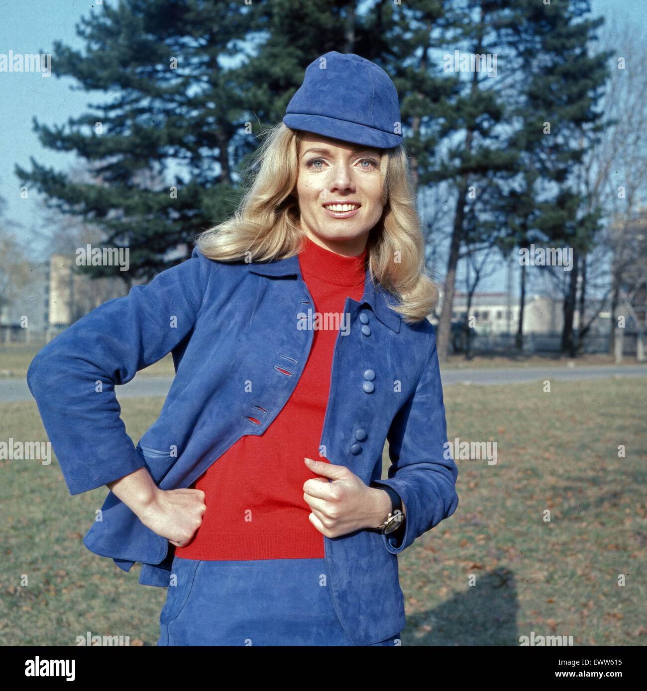 'Deutsche Emma Peel", Ina Assmann, Deutschland 1960er Jahre. "Deutsche Emma Peel", Schauspielerin Ina Assmann, Deutschland der 1960er Jahre. 6x6 Dia3 Stockfoto