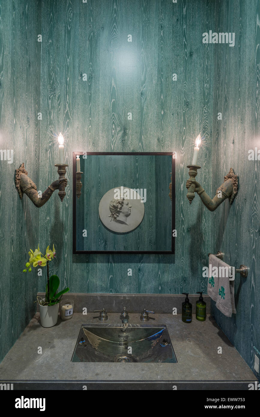 Moderne Badezimmer Waschtisch und Wanne mit passenden Kerze Glühlampen Stockfoto