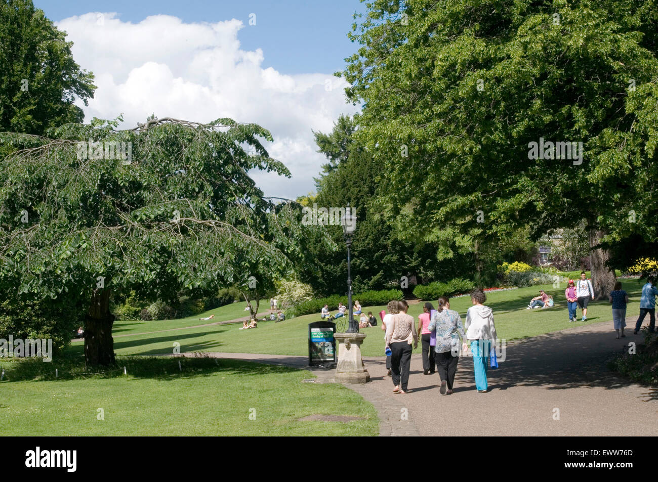 York uk Museum Gärten Attraktion Besucher Besucher Tourist Touristen heißen Sommer Tag schönes Wetter Stockfoto