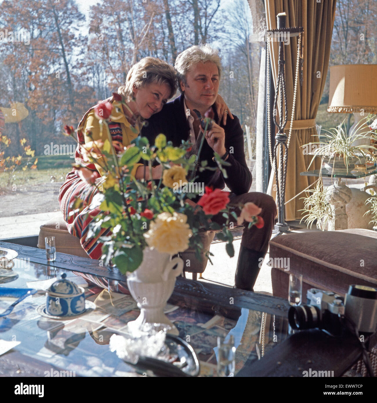 Der österreichischen Plant Maria Schell mit Ehemann Veit Relin, Deutschland 1970er Jahre. Die österreichische Schauspielerin Maria Schell mit Ehemann Veit Relin, Deutschland 1970. 6x6-Dia 33 Stockfoto