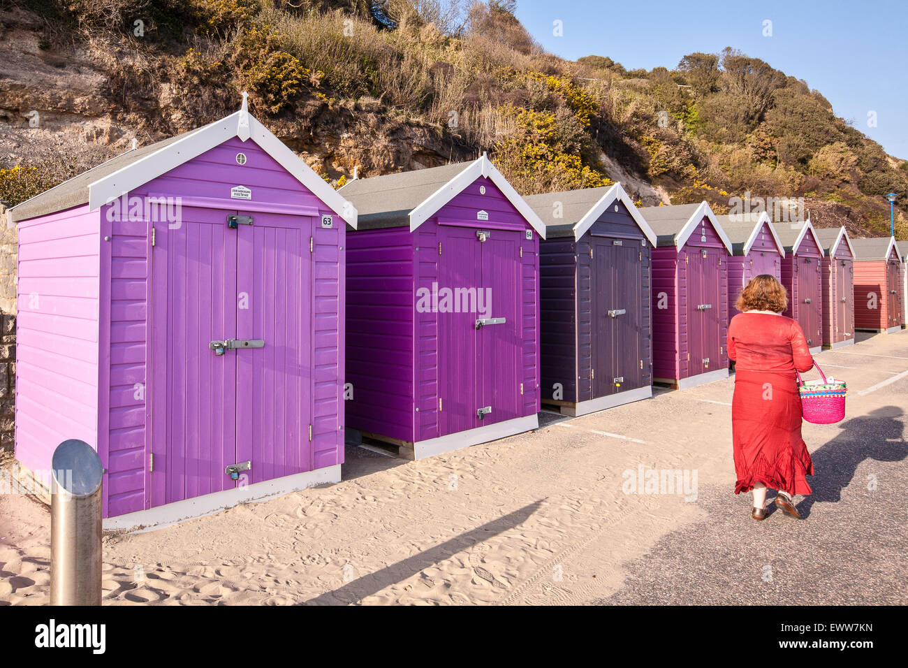 An einem sonnigen Frühlingstag bunte Strand Hütten am Strand von Bournemouth, Bournemouth Stadtzentrum, Dorset Stockfoto