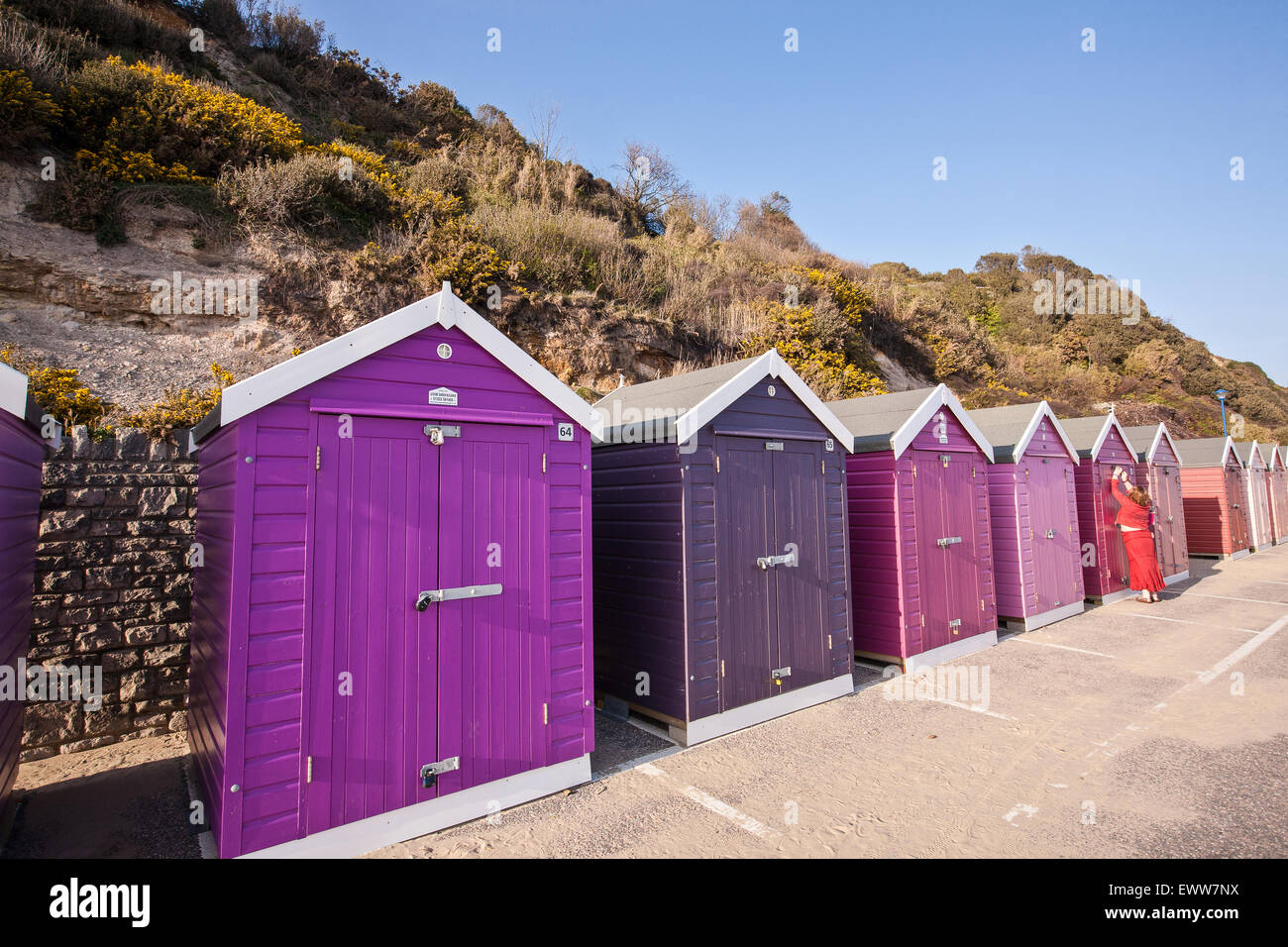 An einem sonnigen Frühlingstag bunte Strand Hütten am Strand von Bournemouth, Bournemouth Stadtzentrum, Dorset Stockfoto