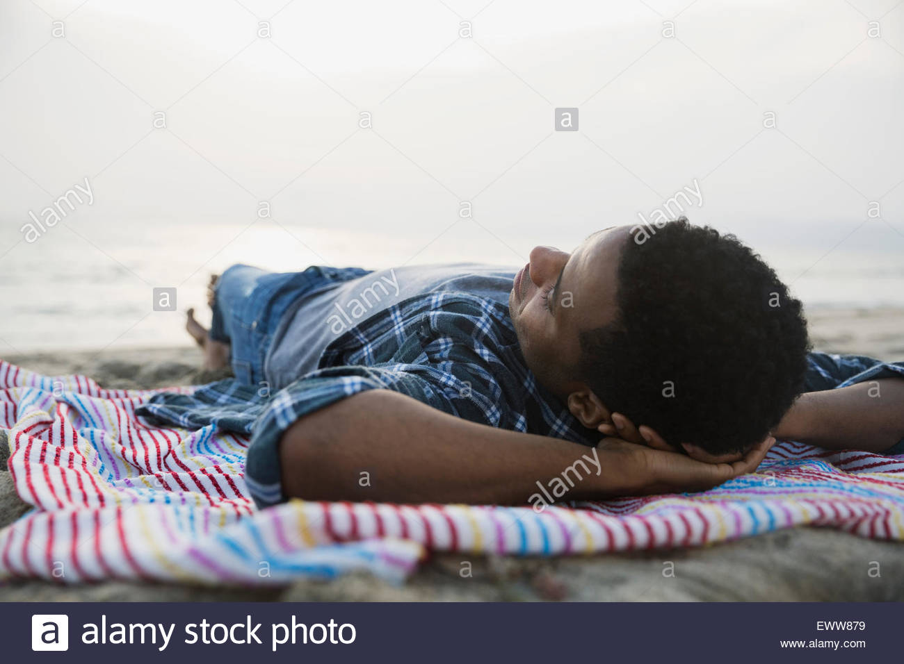 Gelassenen Mann am Strand Decke schlafen Stockfoto