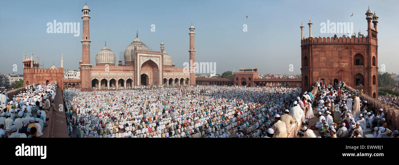 Panorama-Aufnahme des Festivals von Eid-Ul-Fitr gefeiert in der Jama Masjid Moschee in Alt-Delhi, Indien. Stockfoto