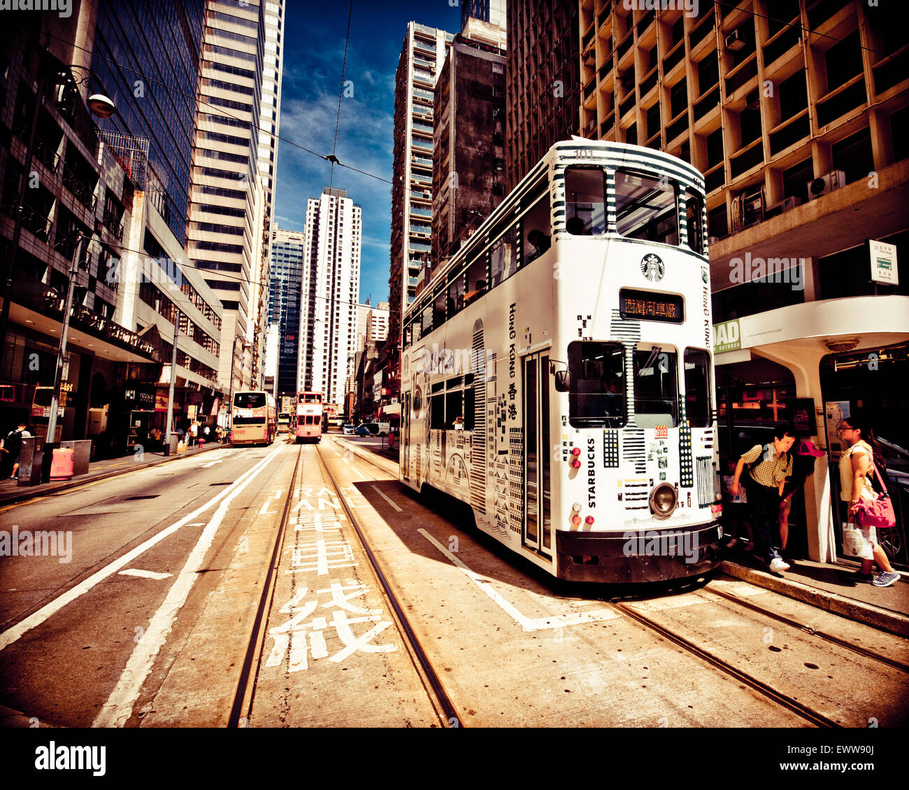 "Ding Ding" - der Zug in Hong Kong. Stockfoto