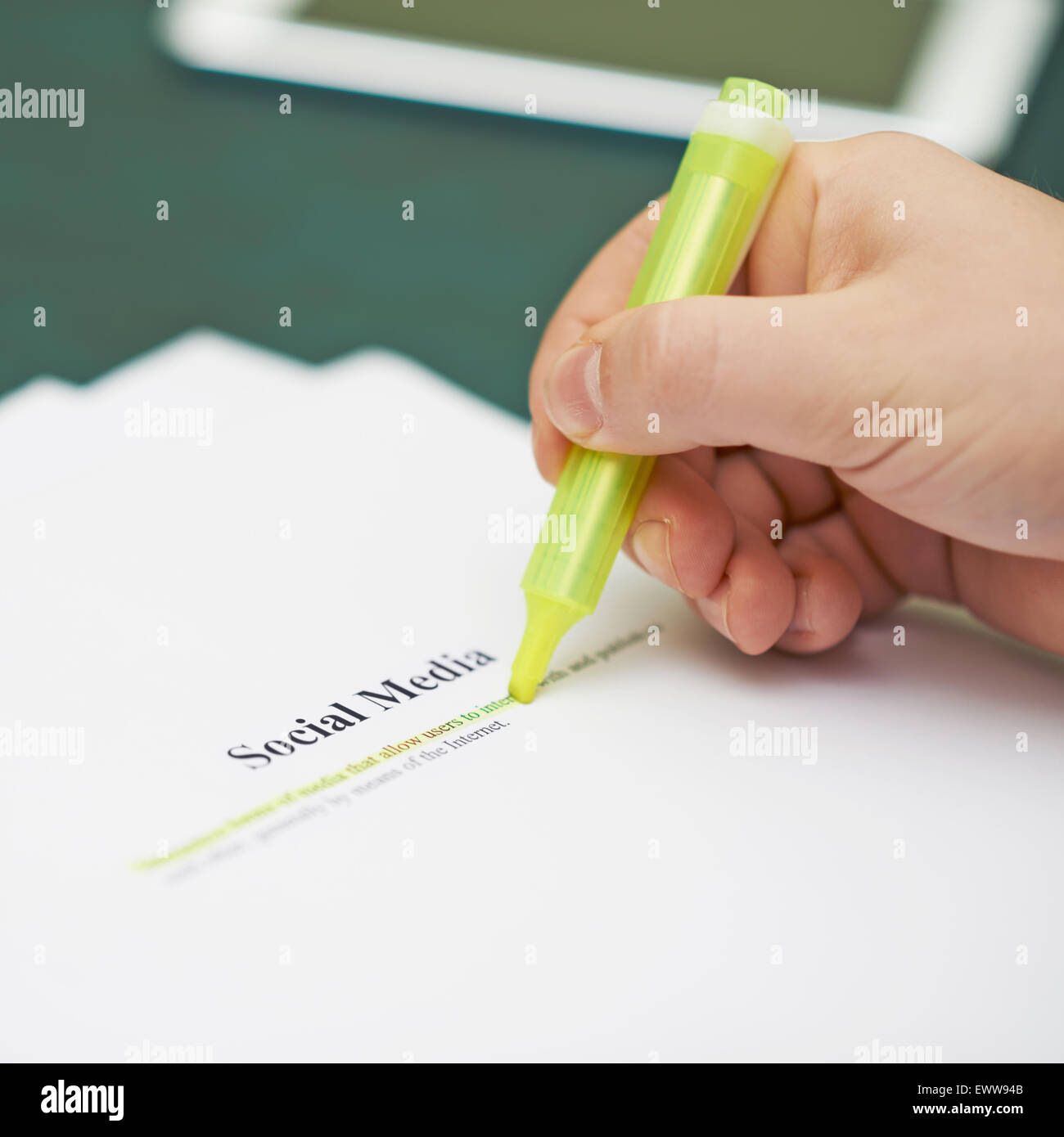 Markieren von Wörtern in einer Social-Media-definition Stockfoto